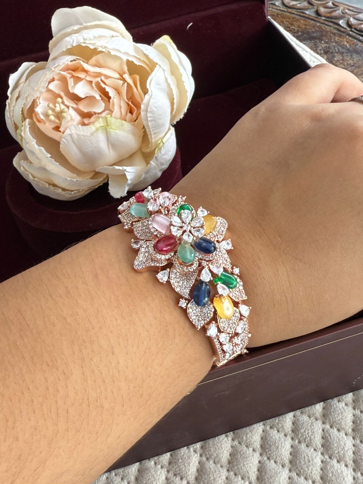 MULTICOLOUR GOLDEN POLISH WITH UNIQUE SHAPE AD BRACELET