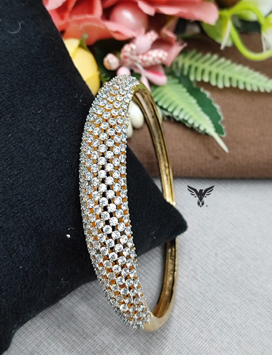 UNIQUE GOLD POLISH WITH CZ STONE BRACELET