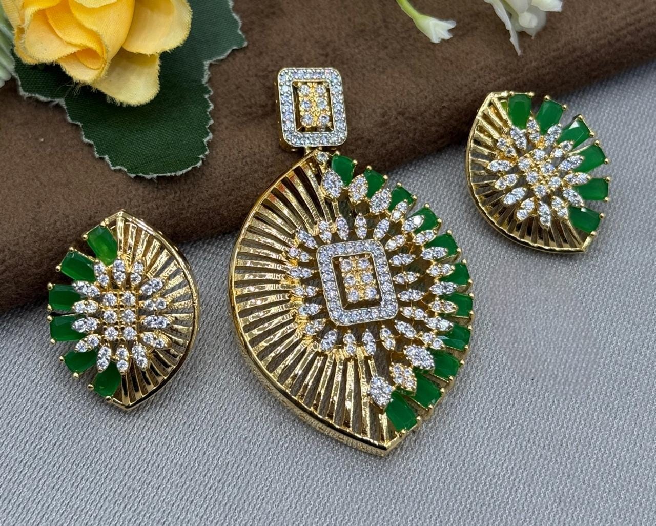 UNIQUE STYLISH GOLDEN POLISH WITH GREEN AD STONE