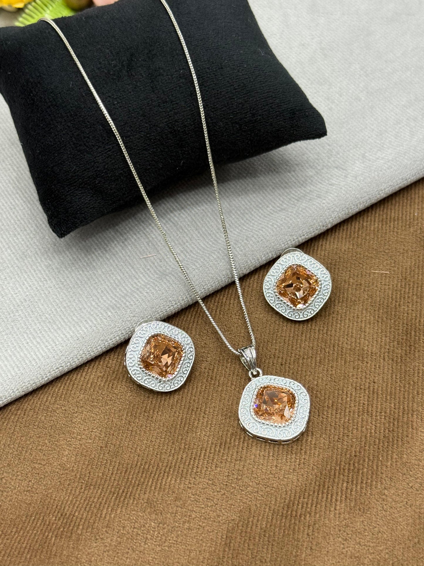 SQUARE  AD  PENDANT SET FOR WOMEN
