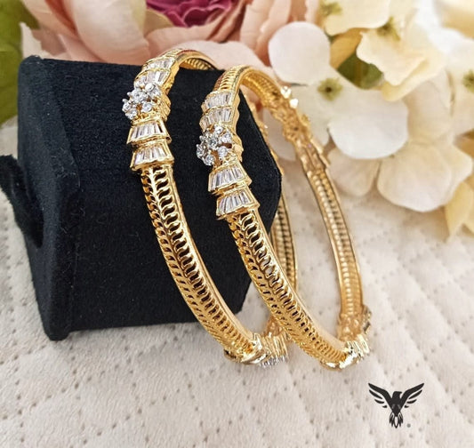 FLOWER SHAPE GOLD POLISH AD BRACELET FOR WOMEN