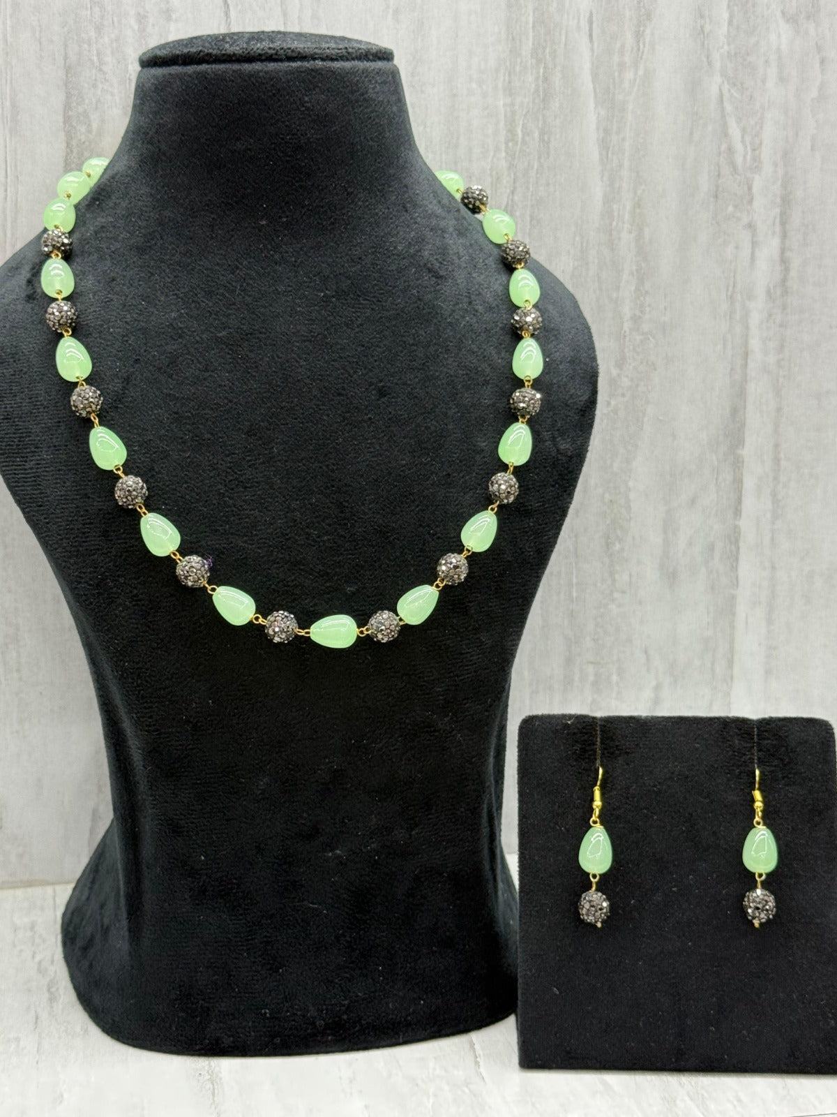 monalisa pearl with cz boll in mint mala for woman