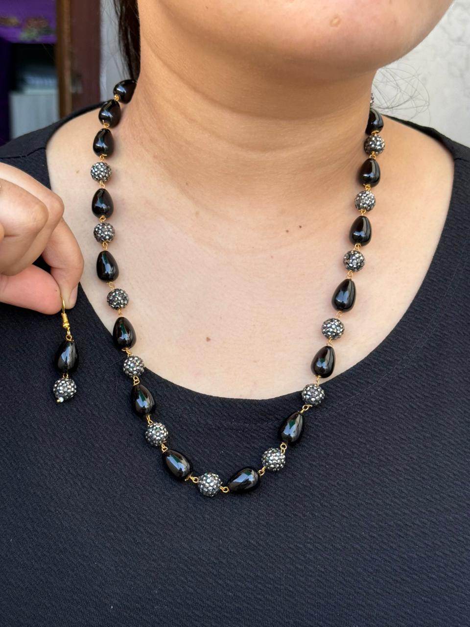 monalisa pearl with cz boll in black mala for woman
