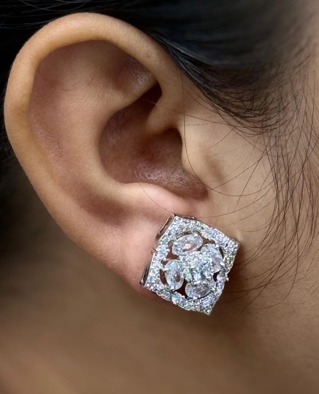 SILVER SQUARE AD STONE EARRING