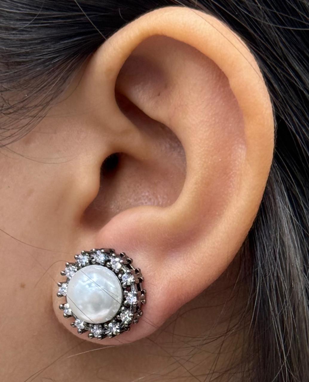 CLASSIC WHITE STONE AD EARRING
