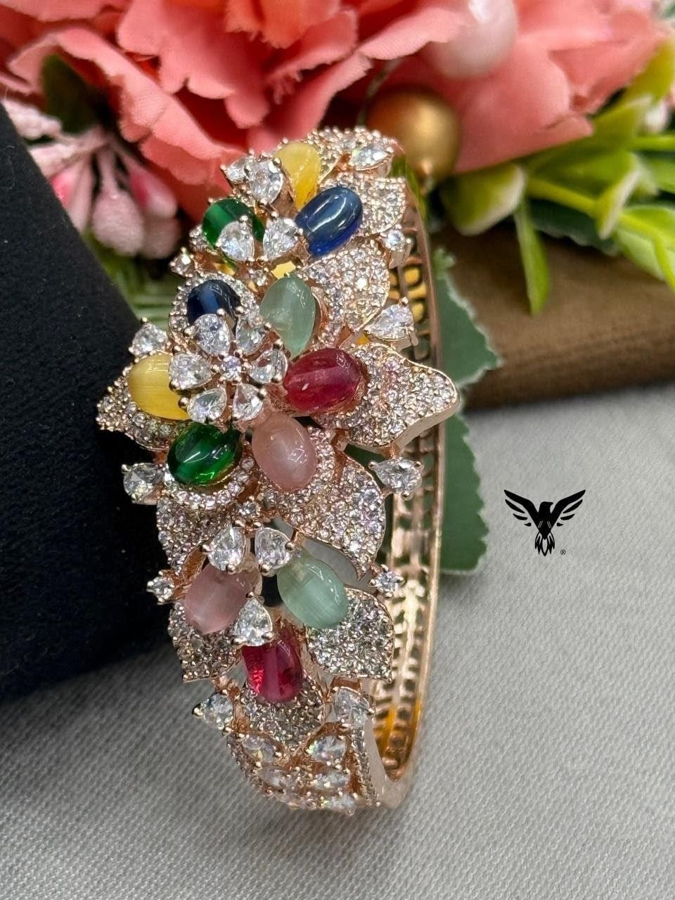 MULTICOLOUR GOLDEN POLISH WITH UNIQUE SHAPE AD BRACELET