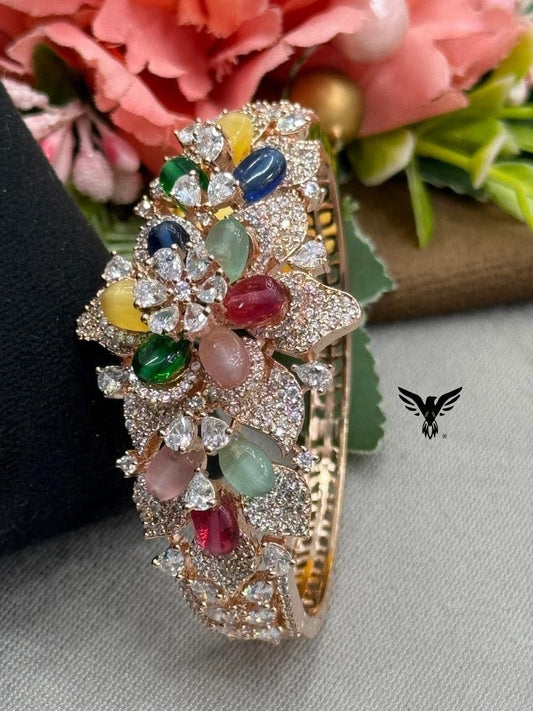 MULTICOLOUR GOLDEN POLISH WITH UNIQUE SHAPE AD BRACELET