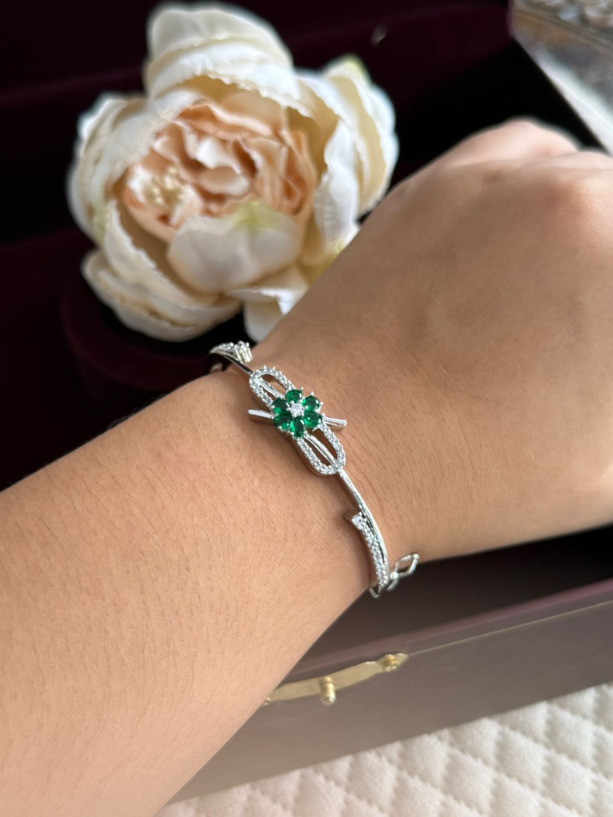 GREEN FLOWER WITH SILVER POLISH BRACELET