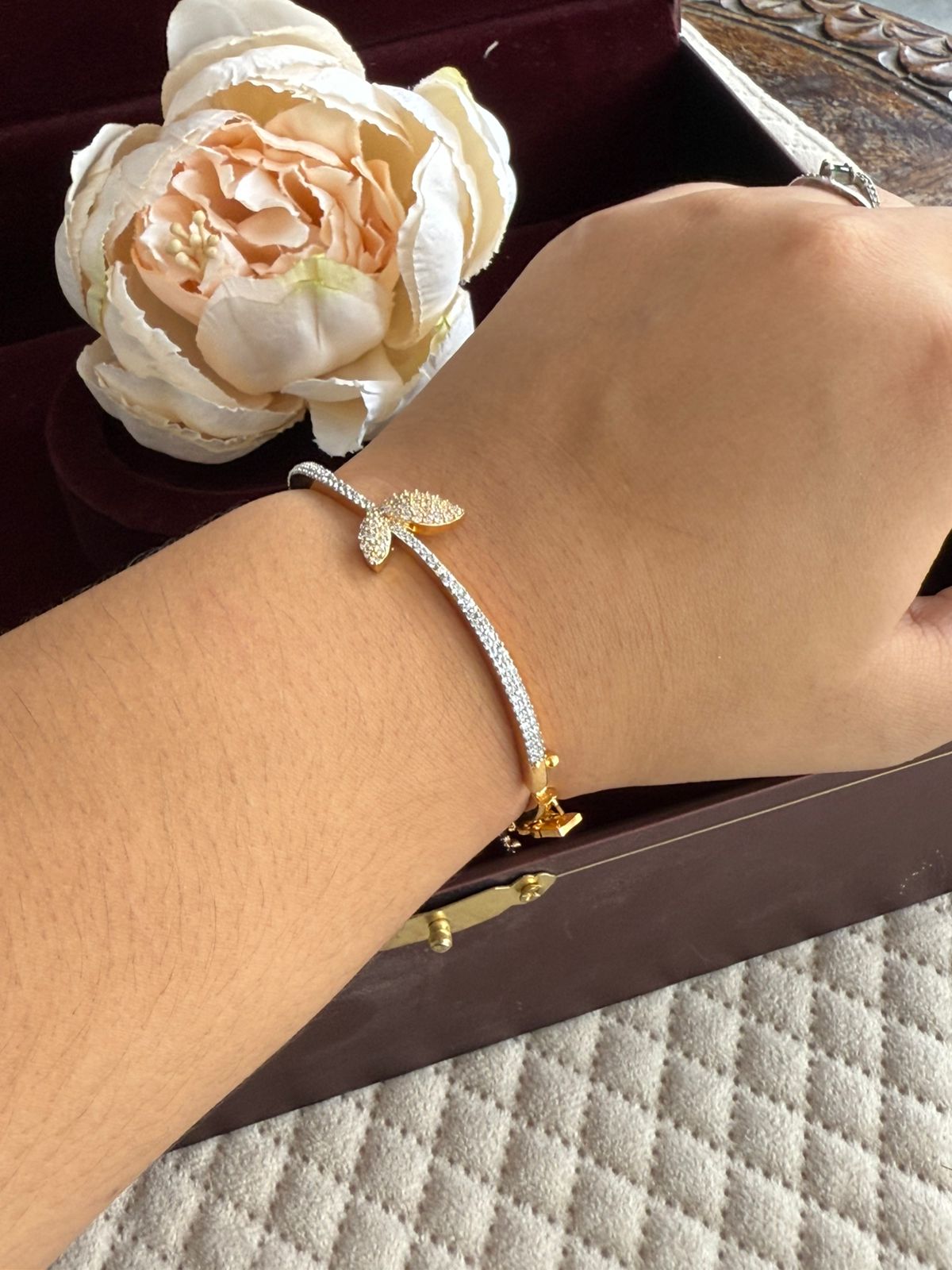 UNIQUE GOLD PLATED FASHIONABLE BRACELET FOR WOMAN