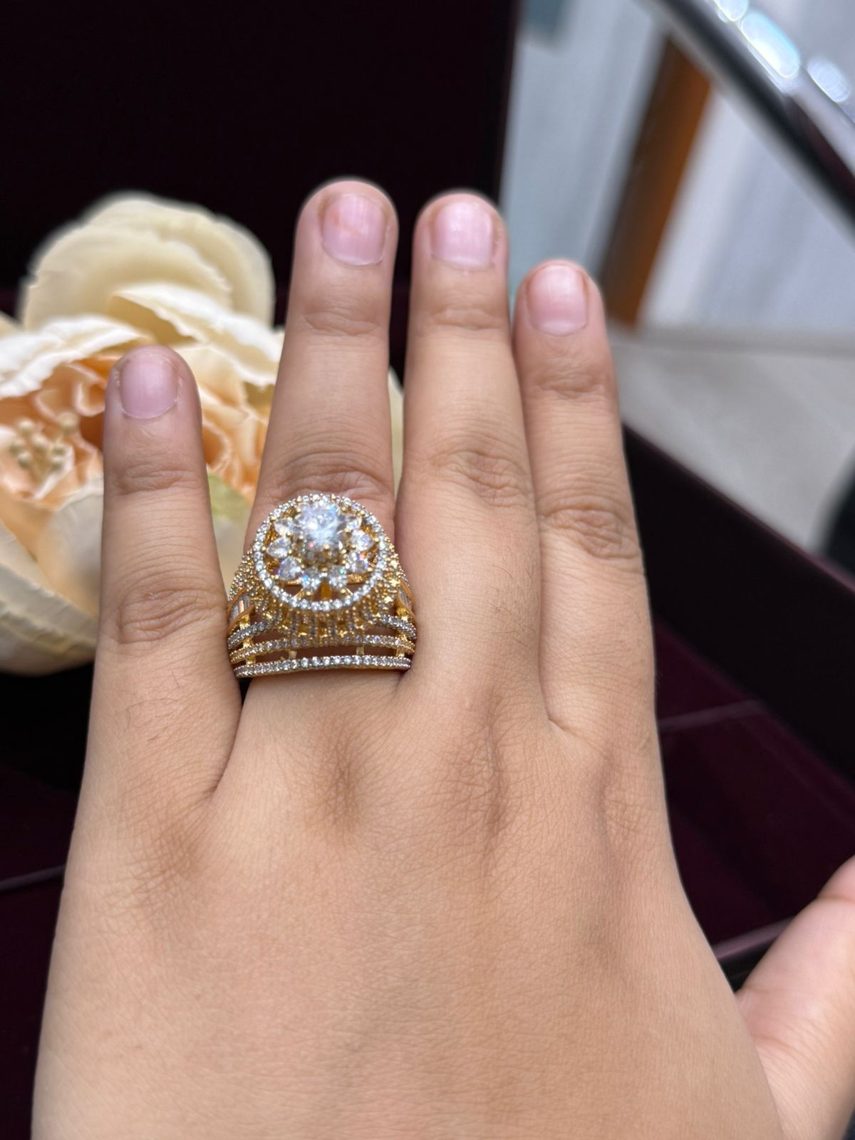 ELEGANT GOLD POLISH WITH WHITE CZ DIAMOND FOR WOMAN