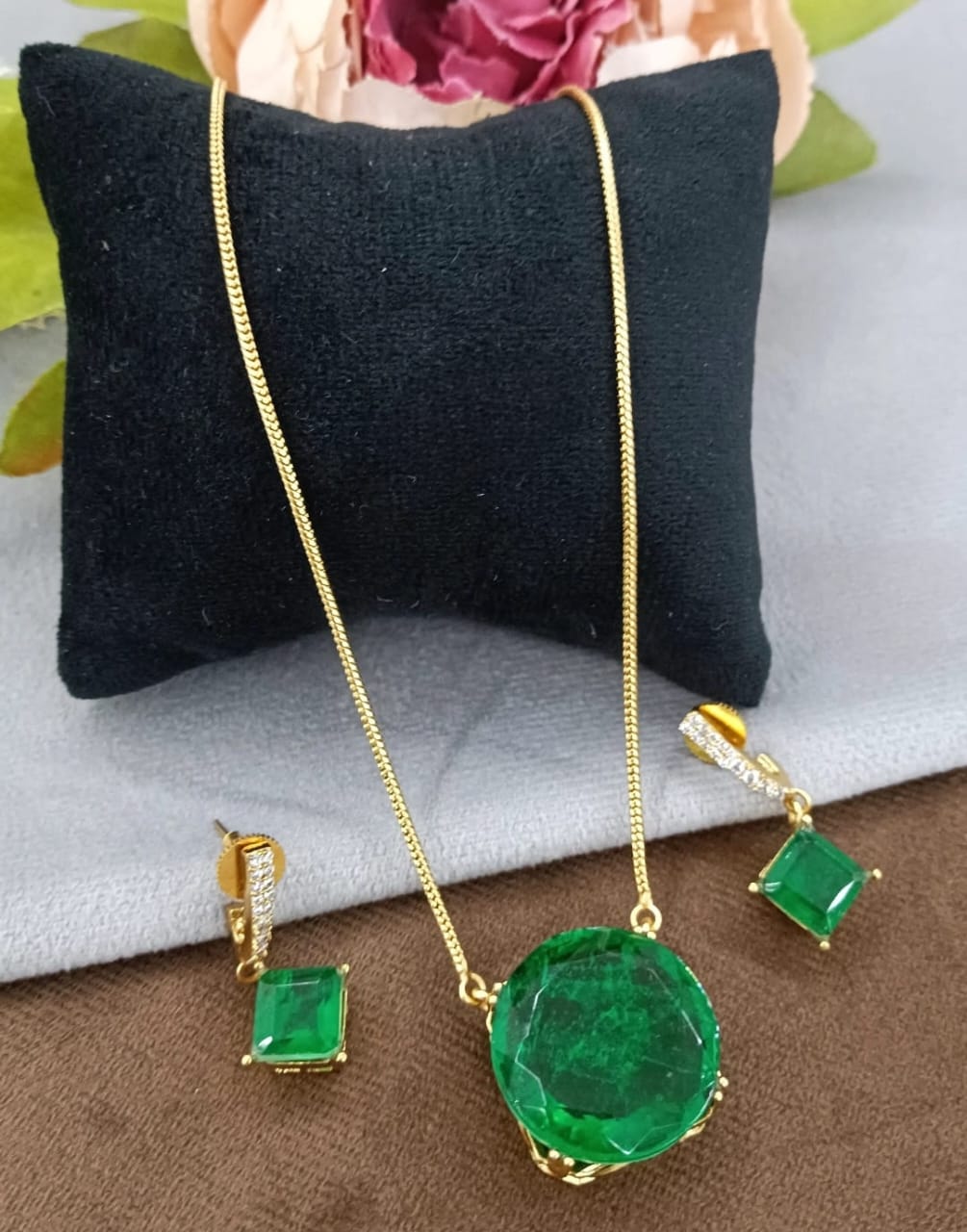 UNIQUE GREEN DIAMOND PENDANT SET FOR WOMEN