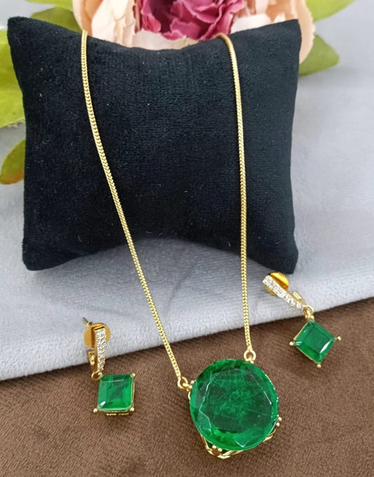 UNIQUE GREEN DIAMOND PENDANT SET FOR WOMEN