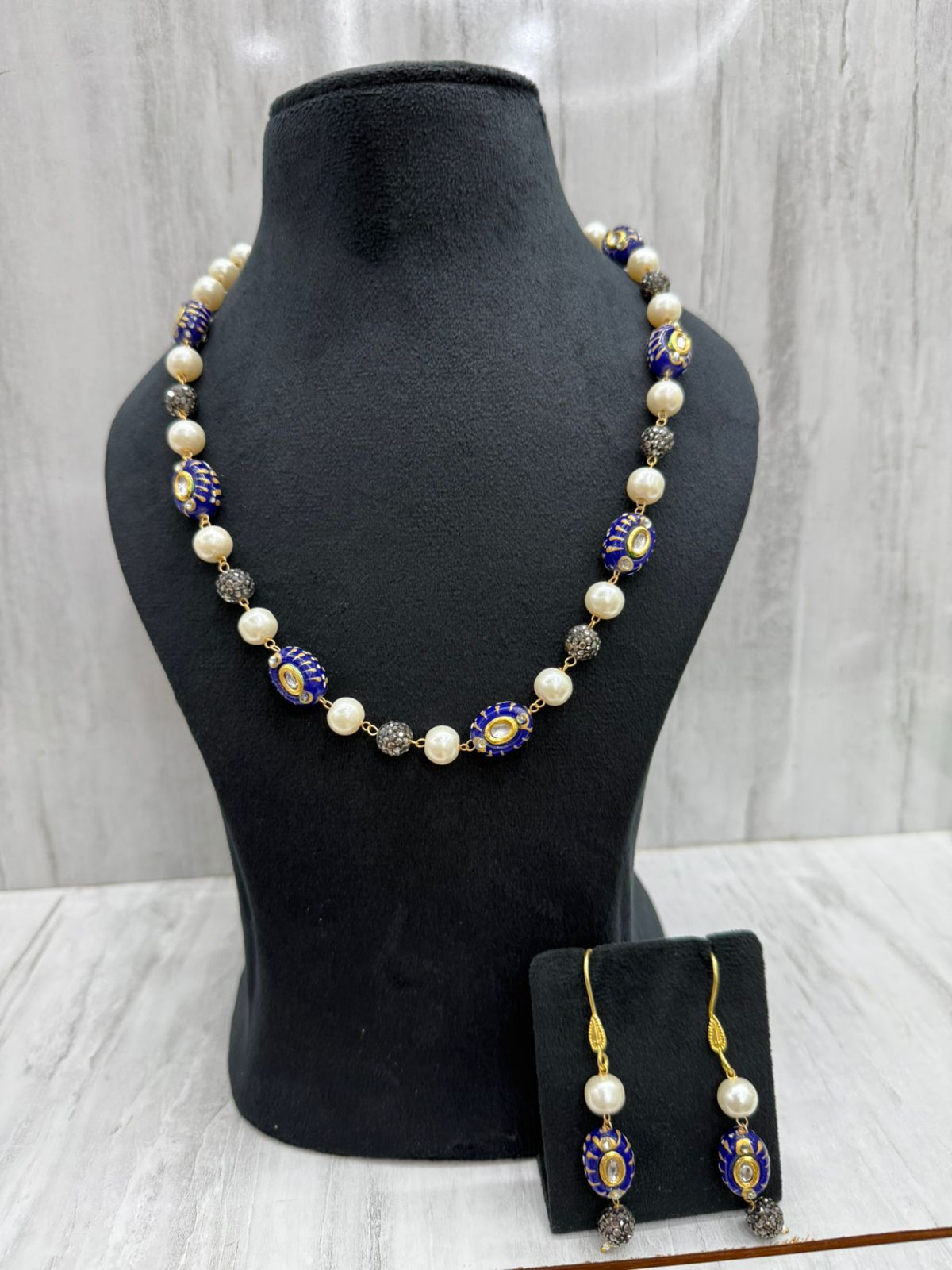 oval natural with Blue beads and pearls mala for women