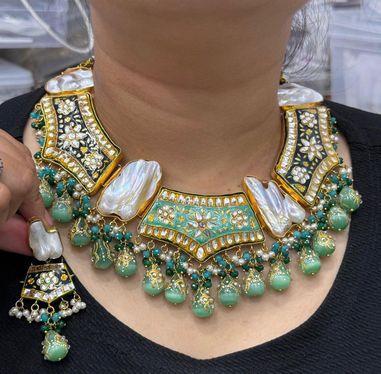 VANSHIKA JEWELS CLASSY BRIDAL NECKLACE IN KUNDAN AND DUZY STONE FOR WOMEN