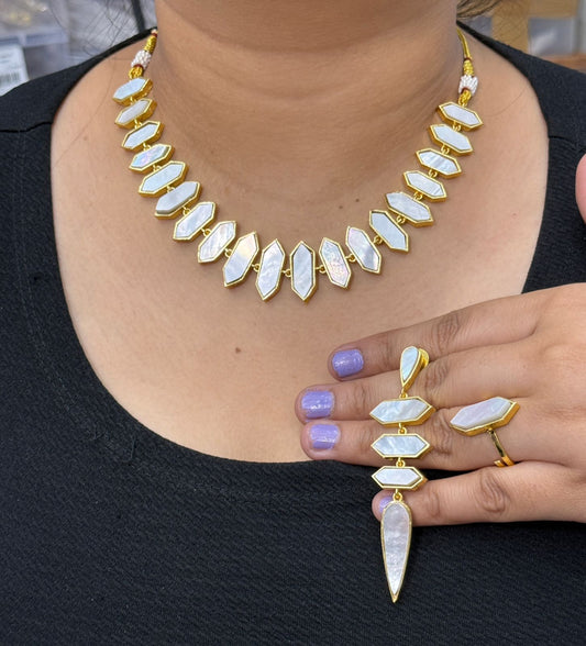Mother of pearl necklace in gold polish in brass for girls