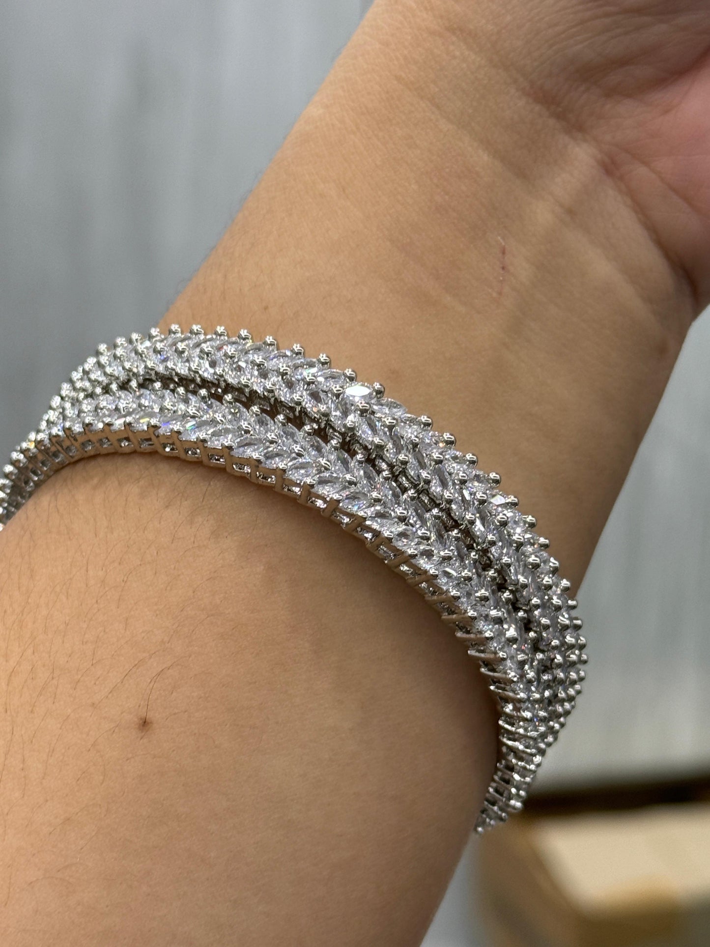 AWESOME SILVER LOOK BANGLES FOR WOMEN