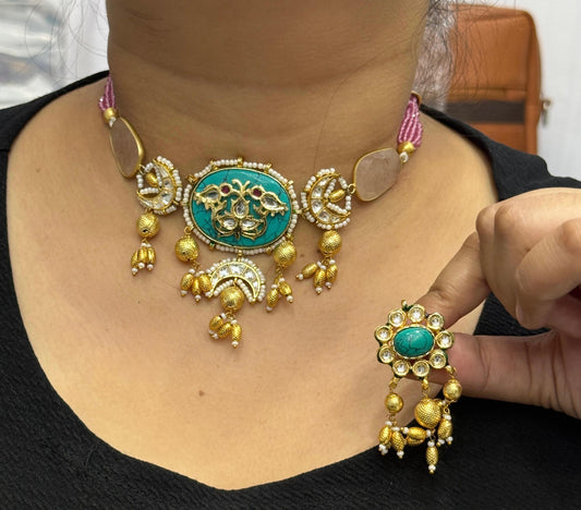 Meenkari Carved  Kundan Chkoker With Side Beading in Multi For Women