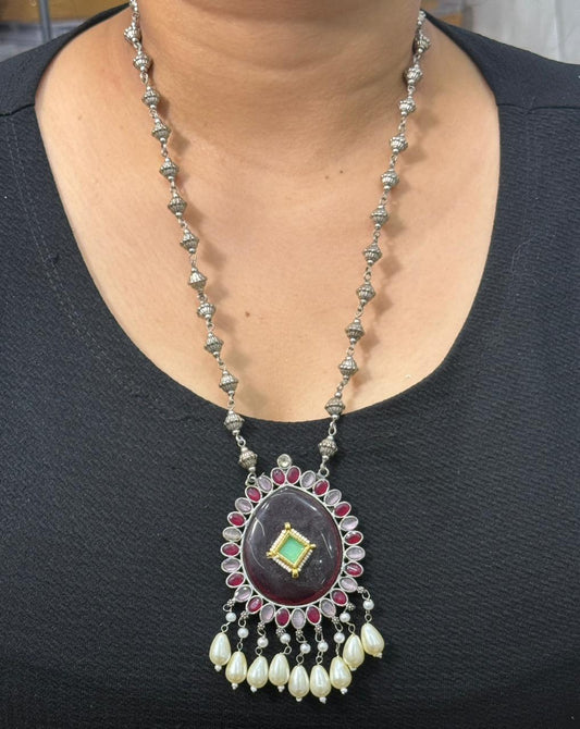 Mohi Silver Look Alike Chain Necklace In Maroon For Women