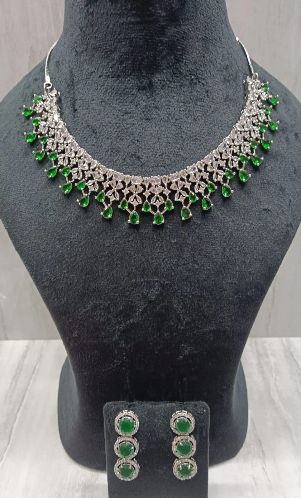 EMERALD GREEN AD NECKLACE